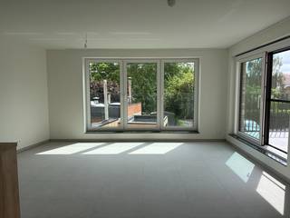 <strong>Modern </strong>en <strong>energiezuinig nieuwbouwappartement </strong>te huur in het charmante Assenede, op een <strong>uitstekende ligging </strong>nabij scholen, winkels en alle dagelijkse voorzieningen. <br /><br />Dit instapklare appartement verwelkomt u via een <strong>inkomhal </strong>met <strong>gastentoilet</strong>. De lichtrijke <strong>woonkamer </strong>met <strong>open keuken</strong> vormt het hart van het appartement en biedt directe toegang tot een <strong>zeer ruim terras</strong>. De keuken is volledig uitgerust met alle nodige toestellen (met uitzonderling van een microgolfoven). <br />Aansluitend bevindt zich een <strong>praktische berging</strong> met aansluiting voor een wasmachine. <br /><br />Verder beschikt het appartement over <strong>twee volwaardige slaapkamers</strong>, een extra <strong>bureau- of hobbyruimte</strong> en een stijlvolle <strong>badkamer </strong>voorzien van inloopdouche en badkamermeubel. <br /><br />Als extra troef is er een <strong>private buitenberging </strong>en een <strong>autostaanplaats </strong>inbegrepen. <br /><br />Het appartement wordt <strong>volledig geschilderd</strong> en is uitgerust met <strong>zonnepanelen </strong>en energiezuinige vloerverwarming via een <strong>warmtepomp</strong>. <br /><br />Beschikbaar vanaf 1 juli 2026. <br />E-peil 10<br />Huurprijs € 1.050 + € 50 AO per maand. <br /><br />Interesse? Neem gerust contact op voor meer informatie of een bezoek!