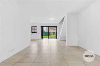 LANDELIJKE WONING MET 3 SLKS & TUIN In het rustige & groene Munsterbilzen, deelgemeente van de stad Bilzen-Hoeselt treffen wij de verkaveling...