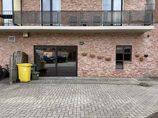 Gezellig 1 slaapkamerappartement met voldoende parkeergelegenheid in het centrum van Turnhout.<br />Dit instapklare appartement combineert het comfort van de stad met een rustige woonomgeving en beschikt over een gunstig EPC-label C.<br />Appartement is gelegen aan de achterkant van het zonnecentrum. <br />Kan bereikt worden via garagepoort aan de rechterkant van het gebouw. <br /><br />Indeling van het appartement:<br />Inkomhal met ingebouwde kasten. <br />Ruime en lichte leefruimte met een grote raampartij die zorgt voor veel natuurlijk daglicht. <br />Open, functioneel ingerichte keuken voorzien van de nodige toestellen (ijskast, combi oven, elektrisch kookvuur, vaatwasser)<br />Comfortabele en rustig gelegen slaapkamer met ingebouwde kleding kasten. <br />Volledig uitgeruste badkamer met douche/ligbad, lavabomeubel, toilet en aansluiting voor een wasmachine. <br />Geen pârkeerstress dankzij de ruime parkeermogelijkheid (3 prive staanplaatsen + 1 carport)<br /><br />Het appartement is ideaal geleden in Turnhout. met alle voorzieningen binnen handbereik. <br />Winkels, terrasjes, openbaar vervoer en de belangrijkste invalswegen zijn vlot en snel bereikbaar