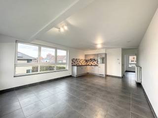 <strong>Bekijk de virtuele tour via https://living-stone.be en plan je bezoek in.</strong><br /><em>Appartement met 1 slaapkamer te huur in Groot-Bijgaarden, gunstig gelegen nabij openbaar vervoer en belangrijke invalswegen.<br /><br /></em>Het appartement bestaat uit een inkomhal met apart toilet, een lichtrijke leefruimte met open en volledig geïnstalleerde keuken en een praktische berging. Verder beschikt het appartement over één slaapkamer en een badkamer met douche in bad.<br />Daarnaast is er een gemeenschappelijke fietsenstalling aanwezig.<br /><br />EPC: 146 kWh/m² jaar<br />EPC-label: B