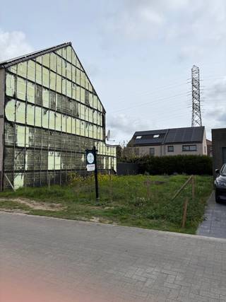<p>Bent u op zoek naar de ideale locatie om uw droomwoning te realiseren in de omgeving van Gent? Dan is deze bouwgrond gelegen in de Elza Darcielstraat in het rustige en gegeerde Wondelgem absoluut een opportuniteit. De bouwgrond van 250m2 heeft een perceelbreedte van ca. 10 meter en een diepte van ca. 25 meter.<br /><br />Bouwvoorschriften: <br />- Halfopen bebouwing<br />- bouwbreedte: 7 meter<br />- bouwdiepte: 12 meter <br />- maximale kroonlijsthoogte: 7 meter<br /><br />Deze bouwgrond van situeert zich in een residentiële en kindvriendelijke woonwijk, gekenmerkt door een aangename mix van recente woningen en gezinsvriendelijke bebouwing. De straat en omgeving staan bekend om hun rustige karakter, terwijl u toch geniet van een uitstekende bereikbaarheid en nabijheid van alle nodige voorzieningen.<br /><br />Ook qua mobiliteit scoort deze ligging sterk: met vlotte verbindingen naar belangrijke invalswegen en voldoende parkeermogelijkheden in de buurt, bent u steeds snel onderweg. In de straat zelf geldt bovendien een gunstige parkeersituatie met ruime mogelijkheden in de omgeving.<br /><br />Extra troeven van deze bouwgrond:<br /><br />- Rustige en groene woonomgeving<br />- Ideaal voor een gezinswoning op maat<br />- Nabij centrum Gent en belangrijke verbindingswegen<br />- Goede bereikbaarheid en voorzieningen in de buurt<br />- Gelegen in een evoluerende en aantrekkelijke woonzone<br /><br />Voor meer info en/of een bezoek contacteer Andreas 0472 61 00 00</p>