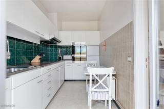 Zéér ruim appartement op een steenworp van het Valaarpark<br /><br />GA NAAR WWW.DEBOERENPARTNERS.BE OM RECHTSTREEKS UW ONLINE AFSPRAAK IN TE PLANNEN<br /><br />Dit zeer ruime 3-slaapkamer appartement is gelegen aan het immer rustige Karel Mestdaghplein en op een steenworp van het Valaarpark.<br />In de nabijheid vinden we invalswegen en openbaar vervoer. Zowel de verbinding met Antwerpen als Brussel is hierdoor optimaal.<br />Het appartement bevindt zich op de 5e verdieping.<br /><br />Indeling: <br />- Inkomhal met gastentoilet <br />- Leefruimte met verbinding naar de keuken <br />- Badkamer met bad/douchecombinatie, lavabo en aansluiting voor wasmachine <br />- 3 ruime slaapkamers voorzien waarvan 2 verbinding hebben naar het achtergelegen terras<br /><br />Bijzonderheden:<br />- EPC: 320 kWh/m²/j<br />- Autostaanplaats bij te huren aan € 80,00 per maand<br />- Gemeenschappelijke kosten: € 200,00 per maand (incl. water en verwarming)<br />- Beschikbaar vanaf 01/06<br /><br />GA NAAR WWW.DEBOERENPARTNERS.BE OM RECHTSTREEKS UW ONLINE AFSPRAAK IN TE PLANNEN