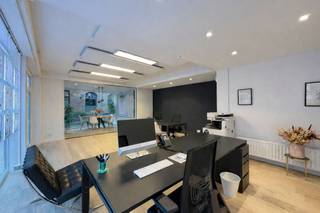 Bent u op zoek naar een uitstekend gelegen handelspand om uw onderneming te vestigen? Deze eigendom in het hart van Izegem biedt talloze...