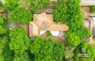 <p><strong>Riante energiezuinige villa met binnenzwembad en maximale privacy</strong></p>
<p>Op zoek naar luxe, ruimte en rust? Deze exclusieve villa, gelegen op een residentieel en rustig perceel van 2.477 m², biedt het allemaal. Met een bewoonbare oppervlakte van maar liefst 540 m² geniet je hier van comfortabel en energiezuinig wonen in een groene, discrete omgeving.</p>
<p>De woning werd gebouwd in 2006 en is voorzien van alle hedendaagse comfort. De ruime woonkamer met open leefkeuken baadt in natuurlijk licht en vormt het hart van het huis. De gehele gelijkvloerse verdieping is voorzien van gepantserd glas. Verder beschikt de villa over 5 volwaardige slaapkamers en 4 badkamers – ideaal voor grotere gezinnen of wie graag gasten ontvangt.</p>
<p>Voor ontspanning hoef je de deur niet uit: het luxe binnenzwembad zorgt voor een permanent vakantiegevoel. Ook thuiswerken wordt een plezier dankzij de grote kantoorruimte. Bovendien is er een aparte studio, perfect als gastenverblijf, praktijkruimte of voor inwonende hulp.</p>
<p>Buiten geniet je van een overdekt terras en een prachtig aangelegde tuin die volledige privacy garandeert. De dubbele garage maakt het plaatje compleet.</p>
<p>Bij het betreden van deze riante en energiezuinige villa komt u via de inkomhal meteen in de ruime leefruimte terecht. De woonkamer met gezellige zithoek en gashaard vloeit naadloos over in de eetplaats en de open leefkeuken, die voorzien is van alle hedendaags comfort – een ideale plek voor wie graag kookt en gasten ontvangt.</p>
<p>Een stijlvolle glazen wand scheidt de woonkamer van het binnenzwembad. Hoewel het zwembad momenteel buiten gebruik is, zijn alle technieken aanwezig om dit eenvoudig opnieuw in werking te stellen. Momenteel wordt de ruimte gebruikt als fitnessruimte, maar ze biedt ook andere mogelijkheden zoals wellness of hobbyruimte. Aansluitend bevinden zich een technische ruimte en een welnessgedeelte met sauna, douche en toilet. Een trap leidt hier naar een grote polyvalente ruimte op de verdieping, uitgerust met airconditioning en momenteel ingericht als kantoor.</p>
<p>Op het gelijkvloers is ook een ruime dubbele garage met toegang tot de kelder. Tussen de keuken en garage bevindt zich een tweede trap die leidt naar een studio, bestaande uit twee slaapkamers en een badkamer met douche, lavabo en toilet – ideaal als gastenverblijf of voor inwonende hulp.<br /><br />Vanuit de centrale inkomhal vertrekt een derde trap naar de bovenverdieping, waar u de masterbedroom vindt, uitgerust met parketvloer, airconditioning en gashaard. De master beschikt over een aanpalende dressing en een eigen badkamer met bad, douche en toilet. Daarnaast zijn er nog twee extra slaapkamers met parket en een aparte badkamer met ligbad, lavabo en toilet. Een gastentoilet is eveneens voorzien op het gelijkvloers.</p>
<p><strong>Buitenleven in alle comfort</strong></p>
<p>Grenzend aan de woonkamer bevindt zich een ruim overdekt terras, uitgerust met elektrische rolschermen en terrasverwarming – ideaal om het hele jaar door van buiten te genieten. Een tweede terras ligt aan het binnenzwembad. De aangelegde tuin rondom de woning biedt volledige privacy en rust. Verder beschikt het domein over een carport en een professioneel alarmsysteem.</p>
<p>Een unieke combinatie van ruimte, luxe en rust. Klaar om jouw nieuwe thuis te worden?</p>