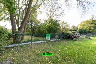 Deze landelijke bouwgrond bevindt zich in een rustige woonwijk in Oosterzele. Deze residentiële wijk ligt nabij het dorpscentrum van Oosterzele...