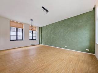 <p><span>BEZOEK? BEL 09/225.00.78.</span></p><p><span>Dit gelijkvloers appartement met een totale oppervlakte van 129 m² biedt een unieke combinatie van centrale ligging, comfort en rust. Gelegen op een serene locatie nabij de historische binnenstad geniet u hier van alle voordelen van stadswonen zonder de drukte van een typische centrumlocatie.</span></p><p><span>Het appartement bevindt zich volledig op het gelijkvloers en is dankzij de vlotte toegang en doordachte inrichting bijzonder geschikt voor wie belang hecht aan comfortabel en toegankelijk wonen. De woning beschikt over brede deuropeningen, waardoor ze volledig rolstoelvriendelijk is.</span></p><p><span>De indeling omvat twee ruime slaapkamers van respectievelijk 13 m² en 15,6 m², elk voorzien van een en-suite badkamer. Beide badkamers zijn ca. 4 m² groot, waarbij één badkamer uitgerust is met aangepaste voorzieningen voor een rolstoelgebruiker.</span></p><p><span>De keuken beschikt over voldoende kastruimte en is uitgerust met een koelkast, diepvries, fornuis, dampkap, oven en microgolfoven. Aansluitend bevindt zich een praktische berging van 5 m².</span></p><p><span>De lichtrijke woonkamer van 30 m² biedt voldoende ruimte voor een gezellige zit- en eetruimte.</span></p><p><span>Daarnaast kunnen bewoners gebruikmaken van de gemeenschappelijke binnentuin, een rustige plek om te ontspannen midden in de stad.</span></p><p><span>Een appartement met een eigen karakter, ideaal voor wie bewust kiest voor rust, comfort, toegankelijkheid en een uitzonderlijke ligging in Gent.</span></p>