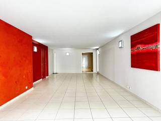 Commerciële ruimte van 150m² met tuin, kelder en 50m² bouwgrond op een TOPLIGGING in Doornik, vlakbij de Grote Markt. Deze handelsruimte biedt...