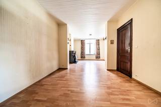 <p><strong><span>Woning met opsplitsingspotentieel – Oudergem</span></strong><br /><span>Info en bezoeken – 02 315 51 71</span></p>
<p><span>Gelegen op de Chaussée de Watermael biedt deze eengezinswoning een mooie opportuniteit, zowel voor eigen bewoning als investering.</span></p>
<p><span>Het pand kan eenvoudig worden opgesplitst in twee wooneenheden: een éénslaapkamerappartement op het gelijkvloers met toegang tot een buitenruimte, en een ruim duplex op de verdiepingen met een lichtrijke woonkamer, aparte keuken, meerdere slaapkamers en een groot terras.</span></p>
<p><span>De indeling wordt vergemakkelijkt door de aanwezigheid van aparte tellers (waaronder twee gastellers), wat een toekomstige opsplitsing eenvoudiger maakt.</span></p>
<p><span>Ideaal gelegen nabij winkels, scholen, openbaar vervoer en belangrijke invalswegen, en vlak bij het Zoniënwoud voor een aangename combinatie van stad en natuur.</span></p>
<p><strong><span>Een pand met veel potentieel, zeker een bezoek waard!</span></strong></p>