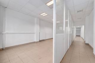 Te koop: gesloten handelspand in het centrum van Sint-Niklaas, gelegen aan de Nieuwe Molenstraat, op korte afstand van openbaar vervoer en...
