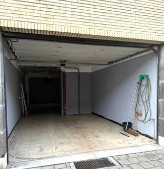 Dit gerenoveerde appartement met garage en magazijn geniet een uiterst centrale ligging, vlak bij winkels, openbaar vervoer en...