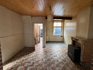Op zoek naar een renovatieproject op een uitstekende locatie? Deze volledig te renoveren woning is gelegen in het centrum van Brugge, op wandelafstand van winkels, scholen, openbaar vervoer en het historisch stadscentrum.<br />Indeling: Inkomhal - Leefruimte - Keuken - Badkamer - Wasplaats - 3 slaapkamers - Zonnige stadskoer<br />Deze woning biedt een sterke basis en tal van mogelijkheden om ze volledig naar eigen smaak en noden in te richten. Dankzij de zeer centrale ligging is dit een ideale opportuniteit voor wie wil wonen in het hart van de stad of voor investeerders op zoek naar een interessant project.<br />Interesse in dit pand met veel potentieel? Neem gerust contact met ons op voor meer informatie of een bezoek.