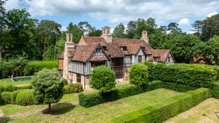 Binnenkort meer foto's beschikbaar.Prachtige Engelse Tudor Villa volledig onderkelderd (338m²) met oa. 4 woonkamers, eetkamer, 5 slaapkamers, 4...