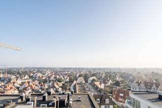 Penthouse en duplex avec 2 chambres et une grande terrasse ensoleillée, avec vue latérale sur la mer et vue dégagée sur le Zoute.<br /><br />Depuis le hall d'entrée avec toilettes invités et vestiaire, vous accédez à l'agréable espace de vie. Celui-ci se compose d'une cuisine ouverte entièrement équipée, d'un coin repas et d'un coin salon confortable, tous bénéficiant d'une belle vue latérale sur la mer. À ce niveau se trouvent également la première chambre avec des armoires encastrées pratiques, ainsi qu'une salle de bains séparée avec baignoire et lavabo.<br /><br />L'étage supérieur abrite la deuxième chambre avec sa propre salle de douche, équipée d'une douche, de toilettes et d'un lavabo. À côté se trouve la terrasse ensoleillée exceptionnellement spacieuse où vous pouvez profiter en toute tranquillité d'une vue latérale sur la mer et d'un magnifique panorama sur le Zoute.<br /><br />L'appartement dispose d'une cave privée dans la résidence. <br />Possibilité d'acheter un garage fermé.