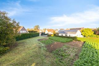 Are you looking for the perfect location to realize your dream home in Kortrijk? This spacious plot at Hoogweide 33 offers a unique opportunity to live in a residential area in a green, characterful environment. The plot is part of a subdivision and is ideal for building a high-quality, single family home.<br /><br />The area around Hoogweide is characterized by spacious plots and detached houses. The building regulations offer excellent opportunities for a comfortable one-story home with a sloped roof:<br />Construction width: 10 meters<br />Maximum construction depth: 15 meters<br />Front line: Located 9 meters away<br />The final design should take into account Kortrijk's general Building Code.<br /><br />One of the strongest advantages of this plot is the presence of beautiful, mature trees. The City of Kortrijk is consciously committed to maintaining this green character. This immediately gives your future garden a mature, natural look and optimal privacy.<br /><br />The plot is strategically located near the R8, which provides an excellent and fast connection to the surrounding access roads and the center of Kortrijk. Due to its location near the R8, a build-free zone of 30 meters along the motorway applies, based on external advice from Roads and Traffic.<br />There is a sewer line through the plot that connects Hoogweide to the R8.<br /><br />Interested in the construction options or would you like a visit? Contact us today for more information with Michelle (0493254681 - michelle.decoutere@dewaele.com).<br /><br /><br /><br /><br />Register of measures: no