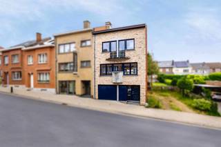 Immo Pické biedt U deze gunstig gelegen en goed onderhouden woning aan gelegen in de nabijheid van winkels, scholen, openbaar vervoer en de belangrijkste verbindingswegen. Deze woning is als volgt ingedeeld:<br />- Gelijkvloerse verdieping: een inkomhal, een ruime garage en een ruime berging/wasplaats<br />- Op de eerste verdieping: een hal, een lichtrijke woonkamer met zicht op het terras en de tuin, een geïnstalleerde keuken en een ruime eetkamer<br />- Op de tweede verdieping: een nachthal, 3 slaapkamers en een badkamer.<br />- Zolderverdieping: inrichtbare zolder toegankelijk via een vaste trap.<br /><br />Mogelijkheid om naastliggende bouwgrond (gelegen in een niet vervallen verkaveling) voor een gesloten bebouwing bij aan te kopen.