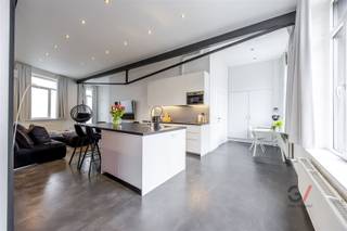 In de Coxiestraat 15, in het hart van Mechelen, vind je geen gewone woning, maar een lichtrijke stadsloft met karakter en rust. Een open ruimte...