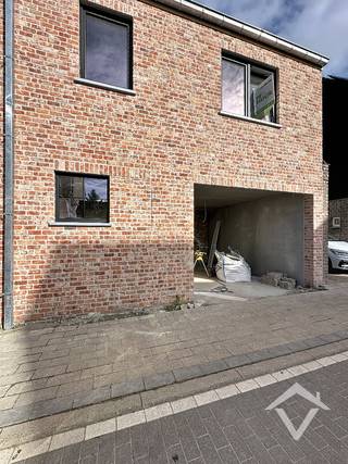Deze energiezuinige nieuwbouwwoning is centraal gelegen en omvat op het gelijkvloers: Inkom - leefruimte met open keuken - toilet - berging - tuin - terras en autostaanplaats. Op het eerste verdiep zijn er 3 slaapkamers - badkamer met douche en bad - apart toilet. Er is ook een zolder aanwezig.<br />Zonnepanelen aanwezig en verwarming met warmtepomp.<br /><br />Huurprijs: 1.195€ / mnd<br />Beschikbaar vanaf 1/12/2026<br />EPC: Woning in aanbouw