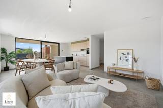 <strong>Exclusief en energiezuinig nieuwbouwappartement met ruim terras</strong><br /><br />Ontdek dit stijlvolle en hoogwaardig afgewerkte appartement op de eerste verdieping van een kleinschalige residentie met slechts zes appartementen. Dankzij de moderne architectuur, kwalitatieve materialen en doordachte indeling geniet u hier van een unieke combinatie van comfort, energiezuinigheid en een rustige ligging.<br /><br />Het appartement verwelkomt u in een lichtrijke en ruime leefruimte met grote raampartijen die zorgen voor een overvloed aan natuurlijk licht. De open, volledig geïntegreerde keuken vormt het hart van de woning en sluit naadloos aan op het royale, overdekte terras, waar u in alle rust kunt genieten van het buitenleven.<br /><br />Verder beschikt het appartement over twee volwaardige slaapkamers, een stijlvolle badkamer en een apart gastentoilet. Dankzij de vloerverwarming in alle ruimtes, de energiezuinige warmtepomp en zes individuele zonepanelen geniet u het hele jaar door van een aangenaam binnenklimaat met een optimaal energieverbruik.<br /><br />De residentie is uitgerust met een lift die u rechtstreeks toegang biedt tot de ondergrondse parkeergarage. Bij het appartement is de aankoop van twee ondergrondse autostaanplaatsen verplicht, deze zijn inbegrepen in de prijs.<br /><br />Troeven:
<ul>
<li>Kleinschalige residentie met slechts 6 appartementen</li>
<li>Moderne en tijdloze architectuur</li>
<li>Ruime en lichtrijke leefruimte met open keuken</li>
<li>2 volwaardige slaapkamers</li>
<li>Stijlvolle badkamer en apart gastentoilet</li>
<li>Royaal overdekt terras</li>
<li>Grote raampartijen</li>
<li>Vloerverwarming in het volledige appartement</li>
<li>Warmtepomp en 6 individuele zonepanelen</li>
<li>Lift aanwezig</li>
<li>Rustige ligging op wandelafstand van het centrum</li>
<li>Onmiddellijk beschikbaar</li>
<li> </li>
</ul>
Bent u op zoek naar een instapklaar appartement waar hedendaags wooncomfort, energiezuinigheid en een uitstekende ligging perfect samenkomen? Dan is dit exclusieve appartement zonder twijfel een bezoek waard.<br />Wenst uw graag een bezoek ter plaatse? Aarzel niet om contact op te nemen info@lotemvastgoed.be<br /><span>Ook uw eigendom verkopen? Contacteer ons vrijblijvend op info@lotemvastgoed.be </span><br /><br />