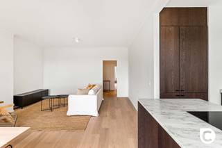 <p><span>Exclusief wonen op de bovenste verdieping: Prachtig gerenoveerd dakappartement met zuidgericht terras</span></p><p><span>Bent u op zoek naar de ultieme combinatie van licht, luxe en een centrale locatie? Dit onlangs totaal gerenoveerde dakappartement (2026) biedt u een unieke woonbeleving op een absolute toplocatie in Wilrijk, nabij de gegeerde Pulhofwijk. Met een royale oppervlakte van ca. 111 m², een hoogwaardige afwerking op parket en een uitstekende Mobiscore van 9/10, geniet u hier van alle comfort van een nieuwbouw in een residentiële omgeving.</span></p><p><span> </span></p><p><span>Stijlvolle inkom &amp; praktische berging</span></p><p><span>U komt het appartement binnen via een verzorgde inkomhal met een apart gastentoilet. Direct aansluitend vindt u een uiterst praktische berging, voorzien van een ruime ingemaakte kast en de nodige aansluitingen voor uw wasmachine en droogkast. Zo blijft uw woonruimte altijd strak en opgeruimd.</span></p><p><span> </span></p><p><span>Lichtrijke leefruimte &amp; designkeuken</span></p><p><span>Het hart van dit dakappartement is zonder twijfel de riante leefruimte met open keuken van ca. 40m². De prachtige parketvloer en de grote raampartijen zorgen voor een warme, uitnodigende sfeer met een overvloed aan natuurlijk licht. De open keuken is een droom voor elke kookliefhebber: voorzien van een stijlvol kookeiland met ontbijthoek en uitgerust met kwalitatieve toestellen, waaronder een inductiekookplaat met ingebouwde afzuiging en een ruime oven. Een perfecte plek om gasten te ontvangen of in alle rust te genieten.</span></p><p><span> </span></p><p><span>Slaapkamers, bureel &amp; badkamer</span></p><p><span>De nachthal, eveneens voorzien van een handige ingemaakte kast, leidt naar de verschillende kamers. De masterbedroom van ca. 18 m² en de tweede slaapkamer van ca. 10 m² zijn beide smaakvol afgewerkt op parket en bieden direct toegang tot het zonnige terras. Een bijzondere troef is de derde polyvalente ruimte van ca. 12 m². Dankzij de natuurlijke lichtinval via de lichtkoepel is dit de ideale plek voor een riante dressing of een rustig thuiskantoor. De moderne badkamer sluit hier naadloos op aan met een ruime inloop-regendouche en een elegant wastafelmeubel.</span></p><p><span> </span></p><p><span>Zonnig terras &amp; parkeren</span></p><p><span>Heerlijk ontspannen kan op het zuidgerichte terras, waar u de hele dag van de zon geniet. Het terras beschikt bovendien over een handige extra opbergkast. Bij het appartement is een private kelderberging inbegrepen. Voor optimaal comfort heeft u bovendien de mogelijkheid om een ondergrondse autostaanplaats aan te kopen voor 23.000 euro, waardoor parkeerstress definitief tot het verleden behoort.</span></p><p><span> </span></p><p><span>Troeven:</span></p><p><span>- Totaalrenovatie (2026): Kwalitatieve afwerking en modern comfort.</span></p><p><span>- Toplocatie: Gelegen nabij de Pulhofwijk met een Mobiscore van 9,0.</span></p><p><span>- Licht &amp; Ruimte: Royale kamers en een prachtige lichtinval doorheen het hele pand.</span></p><p><span>- Extra troef: Polyvalente derde kamer (dressing of bureel) met lichtkoepel.</span></p><p><span>- Zuidgericht terras: Optimaal genieten van de zon aan de rustige achterzijde.</span></p><p><span> </span></p><p><span>Kortom: een instapklaar en luxueus dakappartement dat ruimte en rust combineert met een centrale ligging. Maak vandaag nog een afspraak voor een bezoek en laat u verrassen!</span></p>