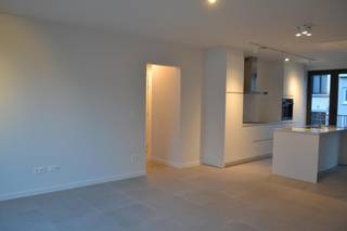 Dit prachtige appartement is gelegen op een toplocatie (zijstraat Marnixplaats - hartje Antwerpen "Zuid")  en heeft een oppervlakte van 83,5m² en omvat: leefruimte met veel lichtinval, ingerichte open keuken, 2 slaapkamers, gastentoilet, badkamer (douche en badkamermeubel met enkele lavabo), berging, patio aan de voorzijde van het appartement (volledig afsluitbaar door raampartij), ondergrondse parkeerplaats (-2 (nr.9)) en op -2 berging (nr.6) met toegang via de autolift. Personenlift. Kleine huisdieren zijn toegelaten (mits goedkeuring). Overige pluspunten: vloerverwarming en koeling, gordijnrails, verlichting,  camerabewaking, fietsenstalling, mogelijkheid om hybridewagen/fiets te laden, verwarming via warmtepomp, goed geïsoleerd verwacht energiepeil E30 (laag energiekost), zonnepaneel. vrij vanaf 01/03/2026. Kleinschalig project (rustig gebouw). Het EPB-verslag wordt nog door de bouwheer bezorgd. Maandelijkse provisie bedraagt € 185. Momenteel is het appartement nog bewoond,<br /><br />Voor meer informatie en/of het maken van een afspraak: patrik@ampvastgoed.be en/of 0465/00.40.45 en 0465/00.40.44<br /><br />Laat de kans om een kijkje te komen nemen naar dit nieuwbouwproject op het bruisende "Zuid" niet aan u voorbij gaan.