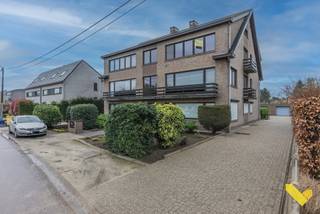 Dit ruime appartement bevindt zich op de tweede verdieping en is bereikbaar via een gemeenschappelijke inkomhal met trap.Bij het binnenkomen komen we...