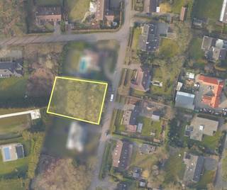Grond voor open bebouwing in rustige, residentiële buurt.<br /><br />Bent u op zoek naar de ideale locatie om uw droomwoning te bouwen? Deze ruime bouwgrond van maar liefst 1508 m² is rustig gelegen in een aangename en residentiële woonwijk.<br /><br />Het perceel biedt uitstekende bouwmogelijkheden voor open bebouwing, met een straatbreedte van ca. 35 meter en een diepte van ca. 46 meter. <br />De mogelijke bouwbreedte bedraagt ca. 23 meter en de bouwdiepte ca. 20 meter. Een plat dak of schuin dak zijn beiden toegelaten, wat u veel vrijheid geeft bij het ontwerpen van uw droomwoning.<br /><br />De ligging is een grote troef: u woont hier in alle rust, maar toch op korte afstand van het centrum van Kasterlee met winkels, horeca, scholen en openbaar vervoer.<br />Ook natuurliefhebbers komen hier volop aan hun trekken. De Kabouterberg, een geliefde plek voor gezinnen met kinderen, en het Provinciaal Groendomein Hoge Mouw, populair bij wandelaars en mountainbikers, bevinden zich vlakbij.<br /><br />Kortom, een uitzonderlijke kans voor wie ruimte, rust en een groene omgeving wil combineren met een vlotte bereikbaarheid van alle voorzieningen.<br /><br />Op dit perceel is geen bouwverplichting.<br />Bouwvoorschriften verkrijgbaar op aanvraag.<br /><br />Interesse? Neem gerust contact op voor meer informatie op het nummer 014 58 02 08.<br /><em><br />*De aanduiding op de foto is van informatieve aard. De werkelijke perceelsgrens kan afwijken van deze afbeelding.<br /></em>