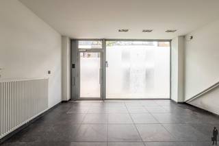 <p><strong>Deze veelzijdige handelswoning met een bewoonbare oppervlakte van ca. 192 m² is centraal gelegen in Turnhout en biedt een interessante combinatie van wonen en werken. Het eigendom beschikt onder meer over 4 slaapkamers en 3 badkamers, waardoor het bijzonder geschikt is voor gezinnen die op zoek zijn naar ruimte en comfort. <br /><br />Daarnaast biedt de gelijkvloerse verdieping extra mogelijkheden dankzij het gemengd gebruik. Zo kan een deel van de woning perfect worden ingericht als handelsruimte, kantoor, praktijkruimte of andere professionele invulling. Dit maakt het eigendom ideaal voor wie wonen en een zelfstandige activiteit op één locatie wenst te combineren.</strong><br /><br /><span>Gelijkvloerse verdieping</span>: Op het gelijkvloers bevindt zich een ruime woonkamer, met aansluitend een professionele keuken. Achter de keuken bevindt zich een extra kamer die perfect dienst kan doen als eetkamer, bureauruimte of polyvalente ruimte. Verder beschikt deze verdieping over een badkamer met douche, wastafel en toilet. Achteraan is er een gezellig terras van ca. 24 m², ideaal om buiten te genieten in alle privacy.<br /><br /><span>Eerste verdieping</span>: De eerste verdieping omvat drie slaapkamers van ca. 11 m², 10 m² en 9 m². Daarnaast is er een tweede badkamer, uitgerust met douche, toilet en wastafel.<span><br /><br />Tweede verdieping</span>: Op de tweede verdieping bevindt zich een ruime slaapkamer van ca. 17 m² met ensuite badkamer. Deze badkamer is voorzien van een douche in bad, wastafel en toilet.<span><br /><br />Bijzonderheden:<br /></span>- Woning met mogelijkheid tot gemengd gebruik<br />- 3 badkamers <br />- Dubbel glas en HR-glas ++<br />- Centrale verwarming op aardgas<br />- Gunstige EPC-score: 230 <span>Kwh/m²/j (C-label)</span><br /><br />Bekijk dit eigendom via onze interactieve grondplannen: https://visithome.ai/AaNZwXH2H2whXcSydDuSC8?mu=m</p>