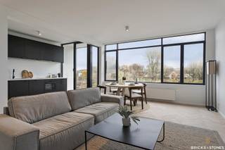 Prachtig gerenoveerd appartement in EXPO-wijk, met zicht op het Mastvest-park.<br /><br />Aparte inkomhal met vestiairemogelijkheid. Ruime en lichtrijke woon- en leefruimte (ca. 30m²) op kwalitatieve parketvloer. De grote raampartijen geven een fijn zicht over het park. Open en ingerichte keuken voorzien van keramische kookplaat, oven, koelkast en vaatwasser. Achteraan 2 slaapkamers (ca. 18 - 10 m²) eveneens op prachtige nieuwe parketvloer. Moderne badkamer voorzien van grote inloopdouche en dubbele lavabo met meubel. Apart gastentoilet. <br /><br />Dit appartement werd gerenoveerd anno 2021 en is afgewerkt met moderne, sublieme en kwalitatieve materialen. Uitstekende locatie, vlakbij park, winkels, verbindingswegen én openbaar vervoer. Beschikbaar vanaf 01/09/2026.