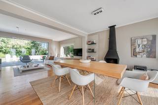 In een van de meest gegeerde villawijken van het Waasland treffen we deze moderne villa aan, discreet en rustig gelegen op een prachtig perceel...