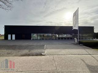 Dit multifunctionele bedrijfsgebouw beschikt over een showroom gecombineerd met opslagruimte & conciërgewoning en geniet van een strategische...