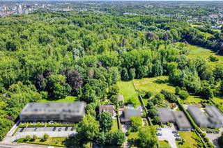 A beautifully situated villa with a unique garden and the Osbroek as its backyard, centrally located near the E40 with easy access to Brussels and Ghent, and close to supermarkets, shops, and the center of Aalst.The spacious detached home features, on the ground floor, an entry hall finished with high-quality natural stone, a very spacious and light-filled living room with an adjoining guest dining area, an open kitchen with dining area and an adjoining lounge, a utility room, a spacious home office, and a separate restroom with a sink.On the first