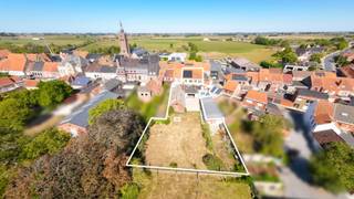 <span><span>Deze gerenoveerde woning is gelegen te Roesbrugge, deelgemeente van Poperinge. Zoals de brede gevel al laat vermoeden, hebben we <strong>een unieke woon-werkoppervlakte </strong>achterliggend in de aanbieding! <br /><br />Bij het betreden van de woning komt u via een <strong>grote inkomhal </strong>terecht in de ruime <strong>leefruimte met open keuken</strong>,<strong> </strong>waar u kunt genieten van alle nieuwste snufjes. Aansluitend geniet u van een <strong>overdekt terras met zicht op de prachtige landerijen</strong>. Er is ook een<strong> zij-ingang/oprit met een elektrische poort die aansluit op 3 garages</strong>. <br />Op het gelijkvloers geniet u van een <strong>nieuwe badkamer</strong> met een ligbad, inloopdouche en lavabomeubel. <br /><br />Tevens bevindt zich vooraan in de woning ook een <strong>ruime bureelruimte. </strong>Mits een kleine aanpassing, kan hier een aparte toegang gecreëerd worden. Op deze manier kan de woning ook gedeeltelijk professioneel aangewend worden (bijberoep, dienstverlenend beroep, vrij beroep, praktijk, kantoor, noem maar op...) Kortom een breed potentieel aan ruimtes. <br /><br />Op de bovenverdieping bevinden zich 4<strong> ruime slaapkamers</strong>, een apart toilet, een inbouwkast en een kleinere slaapkamer met een ensuite badkamer die nog in aanbouw is. <br />Via een vaste trap kunt u zich begeven tot de <strong>zolderruimte</strong>, waar u indien nodig nog bijkomende kamers kan creëren. <br /><br />De woning beschikt over <strong>15 zonnepanelen</strong>, een <strong>pelletkachel </strong>en een regenwaterput van 10.000L. <br /><br /><u>Troeven van de woning:</u> </span></span>
<ul>
	<li><span><span>Ruime woning die helemaal gerenoveerd is;</span></span></li>
	<li><span><span>Grote leefruimte met open keuken en zicht op de zuidgerichte tuin;</span></span></li>
	<li><span><span><strong>Mogelijkheid tot het uitoefenen van een beroepsactiviteit</strong>;</span></span></li>
	<li><span><span>5 slaapkamers;</span></span></li>
	<li><span><span>Achterbouw met garages. </span></span></li>
</ul>
<span><span>Kortom een woning met veel potentieel! Voor wie op zoek is naar ruimte, rust of combinatie werk-wonen! <br /><br />Reserveer nu uw bezoekmoment! Bel Diksimmo op het nummer <strong>051 50 11 51 </strong>of mail naar diksmuide@diksimmo.be.</span></span>