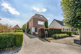 Zoekt u een woning met ruimte, karakter en een heerlijke ligging? Lindendreef 60 te Hoogstraten biedt het allemaal. Deze verrassende gezinswoning combineert rustig wonen met het comfort van alle voorzieningen binnen handbereik.<br />De omgeving: Groen én levendig<br />De woning is gelegen in een mooie, residentiële omgeving in het bruisende Hoogstraten. U geniet hier van de rust van een fijne buurt, terwijl het gezellige stadscentrum met haar terrasjes, winkels en uitstekende scholen vlakbij ligt. Ook voor natuurliefhebbers is de ligging ideaal, met prachtige wandel- en fietsroutes in de nabije omgeving. Daarnaast bent u dankzij de nabijgelegen uitvalswegen snel in steden als Breda of Antwerpen.<br />Indeling van de woning<br />Binnenstappen is thuiskomen. De woning beschikt over een doordachte indeling met tal van extra troeven:<br />Traphal: Een prachtige, stijlvolle traphal die bij binnenkomst direct zorgt voor een warm en karaktervol welkom.<br />Apart toilet: Praktisch en discreet gelegen in de traphal.<br />Woonkamer: Een gezellige en lichte leefruimte waar u heerlijk kunt ontspannen. De aanwezige pelletkachel zorgt bovendien voor extra warmte en sfeer tijdens gezellige momenten thuis.<br />Keuken: Functioneel ingericht en klaar voor al uw kookcreaties.<br />Bureel: Een aparte, rustige kantoorruimte. Perfect voor thuiswerk, zelfstandigen of als studeerkamer.<br />Tuinkamer: De absolute eyecatcher van het huis. Hier geniet u het hele jaar door van optimale lichtinval en een prachtig uitzicht op de tuin.<br />4 slaapkamers: Ruimte in overvloed voor een groot gezin, logeerkamers of een hobbyruimte.<br />Badkamer: Een comfortabele badkamer uitgerust met zowel een heerlijk ligbad als een aparte douche.<br />Kelder: Ideaal voor extra koele berging en voorraad.<br />Wasplaats buiten: Een praktische, aparte ruimte voor uw wasmachine en droger.<br />Garage: Veilige parkeergelegenheid voor uw auto en extra opbergruimte voor fietsen en tuingereedschap.<br />Hobbyruimte achteraan het perceel: Een bijkomende, veelzijdige ruimte die tal van mogelijkheden biedt voor hobby’s, werken, opslag of ontspanning. Deze ruimte is bovendien ook met de auto bereikbaar via een servitudeweg.<br />Maak snel een afspraak om deze verrassende woning en haar vele troeven met eigen ogen te ontdekken.<br />Kom het zelf ontdekken!