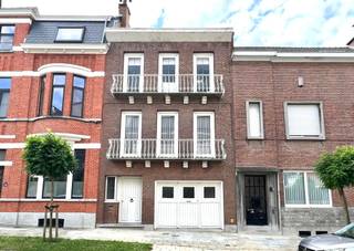 Deze opbrengsteigendom is TOPgelegen in één van de mooiste straten van Ronse. Zeer degelijk gebouw bestaande uit 2 ruime appartementen met elk 2...
