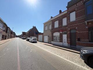 <p>Bent u op zoek naar een gezellige woning met uitbreidingsmogelijkheden? Dan is deze woning zeker een bezoek waard!</p>

<p><strong>Indeling:</strong><br />Deze woning beschikt over een ruime en lichtrijke living, een keuken, een badkamer, een apart toilet en een aangename veranda. Op de verdieping bevinden zich 2 volwaardige slaapkamers. Via de vaste trap bereikt u de zolder, die perfect kan worden ingericht als een 3de slaapkamer, hobbyruimte of bureau. Tot slot is er een leuke tuin waar u in alle rust kunt genieten.</p>

<p> </p>

<p><strong>Troeven:</strong></p>

<ul><li>✔️ Vaste trap naar de zolder</li><li>✔️ Mogelijkheid tot het creëren van een 3de slaapkamer</li><li>✔️ Gezellige veranda</li><li>✔️ Aangename tuin</li><li>✔️ Praktische indeling</li><li>✔️ Ideale gezinswoning met veel potentieel</li></ul>
Renovatieplicht