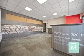 <p><span>Ben je op zoek naar een interessante opbrengsteigendom in het hart van Mechelen? Dan is dit pand zeker een opportuniteit!</span></p><p><span>Op het gelijkvloers bevindt zich een ruime handelsruimte van ca. 83 m² met tal van mogelijkheden. Dankzij de twee toegangen en grote raampartijen geniet deze ruimte van een uitstekende zichtbaarheid en veel natuurlijke lichtinval.</span></p><p><span>Op de eerste verdieping vind je een gezellig appartement met een open keuken en leefruimte, een praktische berging, badkamer en een slaapkamer met charmante houten vloer.</span></p><p><span>De tweede verdieping herbergt een knusse studio met open leefruimte en keuken, badkamer en een slaapkamer ingericht als hoogslaper.</span></p><p><span>Het gebouw geniet van een mooie lichtinval en is uitstekend gelegen in het centrum van Mechelen, op wandelafstand van winkels, horeca en openbaar vervoer.</span></p><p><span>Een veelzijdig pand met sterk rendementspotentieel!</span></p><p><span> </span></p><p><span>Interesse? Aarzel niet te lang om ons te contacteren voor meer informatie of een bezoek! (info@demakelaardij.be of 015/20.20.82)</span><span> </span></p>
