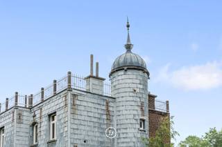 Ontdek Villa Ferrata, een burgerhuis uit 1902 gelegen op een toplocatie in het centrum van Sint-Martens-Bodegem.<br /><br />Op zoek naar een woning met charme én mogelijkheden? Deze te renoveren parel combineert authenticiteit met een zee aan ruimte en potentieel. Dankzij de aparte ingang naar de kelderverdieping is dit pand uitermate geschikt voor vrije beroepers of wie op zoek is naar een praktijk- of bureauruimte aan huis.<br />De woning beschikt over tal van authentieke elementen zoals een prachtige parketvloeren, marmeren schouwen, een originele broodoven en de kenmerkende stijlvolle zinken schalen aan de gevel.<br />Verder beschikt de woning over een oostgerichte tuin met uitzicht op een natuurgebied, voldoende parkeergelegenheid en een royaal dakterras met weidse vergezichten.<br /><br />De woning is als volgt ingedeeld:<br />Kelderverdiep (-1): garage, 3 kelderruimtes <br />Gelijkvloers (0): inkomhal, leefruimte, eetkamer, keuken, badkamer, bureauruimte<br />Verdieping +1: badkamer, keuken, 3 slaapkamers<br />Verdieping +2: dakterras