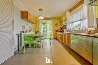 Découvrez cette charmante villa à l'ambiance chaleureuse et méridionale, idéalement située au cœur d'un écrin de verdure et d'une...