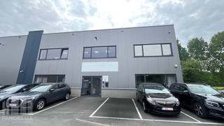 Uitstekend gelegen<strong> kantoorruimte</strong> met een totale oppervlakte van <strong>525 m² </strong>in combinatie met <strong>144 m² magazijn</strong>, op slechts 3 minuten van op- en afrit 23 Turnhout-West van de <strong>E34</strong>. Deze strategische ligging garandeert een vlotte bereikbaarheid richting Antwerpen en Nederland en maakt het pand bijzonder geschikt voor diverse professionele activiteiten.<br /><br />De<strong> kantoren</strong> zijn zeer lichtrijk en volledig uitgerust met onder meer een kitchenette, eetruimte, sanitair, airconditioning, verwarming, zonnewering en zonnepanelen. Dit zorgt voor een aangename en moderne werkomgeving met aandacht voor comfort en energie-efficiëntie.<br /><br />Het <strong>magazijn</strong> beschikt over een <strong>vrije hoogte van 6 m </strong>en is toegankelijk via <strong>een sectionale poort </strong>(4 m breed x 4,5 m hoog). Daarnaast is de ruimte uitgerust met rookluiken met lichtstraat en een stevige polybetonvloer met een draagkracht van<strong> 3 t/m²</strong>, wat zorgt voor een efficiënte en veilige opslagomgeving.<br /><br />Het pand beschikt over laadpalen voor elektrische voertuigen. Het pand is <strong>beschikbaar vanaf 01/09/2026.</strong><br /><br />Voor bijkomende informatie of een plaatsbezoek kan u contact opnemen met <strong>PANORAMA B2B</strong> op <strong>011 220 500.</strong>