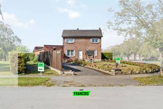 In een rustige woonwijk in Ieper vindt u deze te renoveren woning met een bewoonbare oppervlakte van 130 m². Dit eigendom biedt vier slaapkamers,...