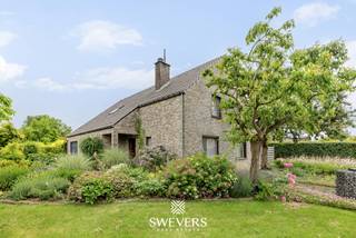 Voor meer info en foto’s, surf naar www.swevers.be – Op zoek naar een ruime gezinswoning in een rustige, landelijke omgeving? Dan is deze open bebouwing in de Endepoelstraat 40 te Herk-de-Stad zeker een bezoek waard. De woning uit 1990 bevindt zich op een breed perceel van 13a 11ca en combineert rust en privacy met een vlotte bereikbaarheid van winkels, scholen en ontspanning. Met een bewoonbare oppervlakte van 242 m² biedt deze woning bijzonder veel ruimte. Bovendien werd ze doorheen de jaren goed onderhouden en voorzien van extra comfort, zoals een vernieuwde verwarmingsinstallatie op aardgas (2015), een recente keuken (2019), rolluiken, zonnepanelen en een zonneboiler. Binnen verwelkomt de inkomhal je in een lichtrijke leefruimte van bijna 39 m². De aansluitende keuken van 20 m² beschikt over voldoende werk- en opbergruimte en geeft rechtstreeks toegang tot het overdekte, zuidoostelijk georiënteerde terras. Op het gelijkvloers bevindt zich daarnaast een aparte bureauruimte, ideaal voor thuiswerk of hobby’s. Praktische troeven zijn er volop dankzij de inpandige garage, ruime berging en een kelder van meer dan 42 m². Op de verdieping vind je drie ruime slaapkamers en een badkamer met vernieuwde douche, hoekbad en apart toilet. Extra bergruimte is voorzien in meerdere zolders, waaronder een grote zolderverdieping bereikbaar via een vaste trap, met tal van uitbreidingsmogelijkheden. Buiten geniet je van een volledig aangelegd perceel met veel privacy en een hoge carport, perfect voor een mobilhome, caravan of meerdere voertuigen. Voor meer informatie, bel 011 255 155. Bron bewoonbare oppervlakte: EPC – verslag.