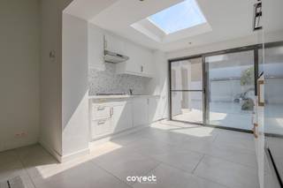 Volledig gerenoveerde en energiezuinige woning in Brugge.STARTPRIJS: Elk bod boven deze startprijs, wordt voorgelegd aan de eigenaars, die al dan niet kunnen in gaan op dit aanbod.Deze charmante woning werd recent volledig gerenoveerd en is instapklaar. Met een gunstig EPC-label B geniet u van hedendaags wooncomfort en een energiezuinige leefomgeving.De woning beschikt over vier volwaardige slaapkamers, ideaal voor gezinnen, thuiswerk of hobbyruimtes.De rustige ligging, gecombineerd met de nabijheid van winkels, scholen en andere voorzieningen, maakt deze locatie bijzonder aantrekkelijk.Tijdens de renovatie werden de elektrische installatie en alle leidingen volledig vernieuwd. Binnenin vindt u een lichtrijke woonkamer, een moderne en praktisch ingerichte keuken met aansluitende eetkamer, een aparte berging en een gastentoilet.De stijlvolle badkamer is uitgerust met een hoogwaardige wellnessdouche met stoom- en bubbelfuncties voor optimaal comfort.Buiten geniet u van een aangenaam terras.Een instapklare woning met vier slaapkamers, moderne afwerking en een energiezuinig karakter op een gegeerde locatie in Brugge.📞 Contacteer Lorenzo voor een bezoek: 0492 08 08 08 – lorenzo@correctvastgoed.be👉 Online schattingstool: https://www.correctvastgoed.be/schatting