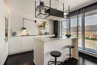 In hartje Westveld, de groene wijk in Sint-Amandsberg, vind je dit stijlvol gerenoveerde duplexappartement. In 2018 werd dit pand gerenoveerd en ingericht door de vtwonen-zussen Ozanne &amp; Guillemine voor het tv-programma 'Een frisse start met vtwonen'. Door het grote raam baden de volledig uitgeruste open keuken en de gezellige leefruimte op het eerste verdiep in het licht. Ook de badkamer werd volledig vernieuwd, en voorzien van een ruime inloopdouche.Op de tweede verdieping vind je twee zeer ruime slaapkamers, net als op de eerste verdieping volledig voorzien van een mooie kurkvloer. Het appartement bevindt zich in een halfopen bebouwing, verdeeld over 4 entiteiten. Er zijn geen vaste of syndicuskosten. Bij het appartement hoort een kelder en autostaanplaats. Elektriciteit werd vernieuwd in 2018, nieuwe condensatieketel geplaatst in december 2020.Op slechts enkele huizen afstand vind je de plaatselijke bakker, supermarkt, slager én krantenwinkel. In slechts vijf minuten wandel je de velden en het Succa-bos in. Met de fiets sta je op geen tijd in het centrum van Gent, en wie met de auto de stad uit moet zit vlakbij de R4, E17 en E40. PS: Herbekijk hier de aflevering van 'Een frisse start met vtwonen'! https://www.vtwonen.be/tv/herbekijk-aflevering-6-van-een-frisse-start-met-vtwonen-seizoen-2~dd83cffDe algemene voorwaarden van Dewaele DIY kunt u steeds raadplegen via dewaele.com.Bestuursmaatregelen in het maatregelenregister: in aanvraag