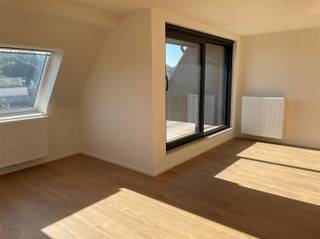 <p>Dit appartement is gelegen op de 5e verdieping van 'De Scheldevleugel'</p><p>Het appartement is als volgt ingedeeld: inkomhal met gastentoilet, een living met parketvloer, een open keuken voorzien van alle comfort, een terras met mooi vergezicht, <br />2 slaapkamers en een badkamer met bad/douche.</p><p>Kosten 180€ (gemeenschappelijke lasten, verwarming, water, verzekering, belastingen en beheerskosten).<br />Er zal ook €50,00 verhuisvergoeding aangerekend worden aan de huurder.</p><p>Interesse? vraag uw bezoek aan via onze website www.immodhondt.be</p><p>Opmerking: Omdat je financieel comfortabel zou kunnen huren vragen we u volgende basisregel te hanteren : huurprijs x 3 = inkomsten</p>