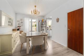 <p><strong>Ruime instapklare bel-etagewoning in Machelen, praktisch gelegen nabij het centrum en belangrijke invalswegen.</strong><br /><br />Deze gesloten bebouwing combineert een ruime bel-etage met een praktische indeling en een vlotte bereikbaarheid in een residentiële omgeving nabij openbaar vervoer. De woning beschikt over vier slaapkamers en twee badkamers, ideaal voor gezinnen of wie extra ruimte zoekt voor hobby of thuiswerk. Dankzij de instapklare staat kan je hier meteen comfortabel wonen. De veranda en het terras zorgen bovendien voor extra leefruimte en een aangename verbinding tussen binnen en buiten.<br /><br /><u><strong>Belangrijkste ruimtes:</strong></u><br />• Ruime living (22,2 m²) met aangename lichtinval<br />• Eetkamer (14 m²) aansluitend aan de leefruimte<br />• keuken (5,8 m²)<br />• Veranda (21,2 m²) met extra leefcomfort<br />• Vier slaapkamers van 30 m², 15 m², 14 m² en 8 m²<br />• Twee badkamers van 5,5 m² en 2,5 m²<br />• Garage (17,7 m²) en meerdere bergingen<br />• Terras voor ontspanning buiten<br /><br /><u><strong>Troeven:</strong></u><br />• Ruime bel-etagewoning met praktische indeling<br />• Instapklare woning met vier slaapkamers en twee badkamers<br />• Centrale ligging nabij centrum, openbaar vervoer en invalswegen<br /><br />Meer informatie of een bezoek met Margaux Mulkers? Contacteer ons via +3223351115<br />JOUW DROOMHUIS. ZO GEVONDEN!</p>