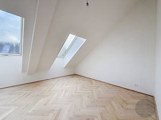 Prachtige loft op de dakverdieping van het vroegere kadastergebouw, met een bewoonbare oppervlakte van 196 m²!<br />Gelegen in het rustige Sint-Gillis kwartier.<br />Indeling: <br />Inkom, enorm ruime living met open keuken, 4 slk, 2 badkamers, berging en 2 aparte toiletten. Er is ook een prachtig terras van 62 m² met fenomenaal zicht over de skyline van Brugge.<br />Alles is zeer luxueus afgewerkt. De definitieve afwerking gebeurt door de koper.<br />Mogelijkheid tot het bijkopen van een overdekte staanplaats aan € 50.000.<br />Aankoop met registratierechten.