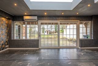 Nabij de dorpskernen van Kapellen, Putte en Stabroek, vindt u deze gezellige woning met zonnige tuin en garage!INDELINGWe betreden de woning via de...