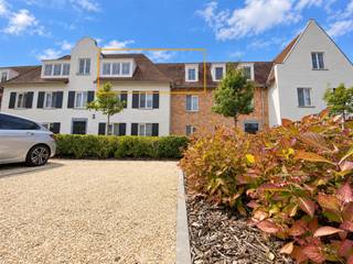 <p><span>Cet agréable appartement au 2ième étage est situé dans un petit immeuble calme, entouré d'un vaste et magnifique jardin verdoyant soigneusement aménagé. La combinaison de la tranquillité, de la luminosité et de l'espace offre un cadre de vie particulièrement agréable.</span></p><p><span>Dès l'entrée, le hall avec placard vestiaire intégré donne accès à un WC séparé ainsi qu'à un spacieux séjour baigné de lumière. Les grandes baies vitrées apportent une abondante lumière naturelle et offrent une belle vue sur le jardin verdoyant et les environs. Le séjour s'ouvre sur une très grande terrasse, idéale pour profiter pleinement de l'extérieur en toute tranquillité.</span></p><p><span>La cuisine entièrement équipée dispose de tous les appareils nécessaires et offre tout le confort pour un usage quotidien. L'appartement comprend une spacieuse chambre à coucher (10,75m²) avec salle de bains attenante, équipée dune douche, dune baignoire, d'un double lavabo et d'un WC. Une chambre supplémentaire peut parfaitement être aménagée en dressing, en bureau ou en espace polyvalent. Un débarras pratique offre un espace de rangement supplémentaire. L'appartement est également équipé de la climatisation.</span></p><p><span>Un atout majeur est le double box de garage situé sous l'immeuble. Des places de parking communes sont également disponibles devant le bâtiment, dont deux sont équipées dune borne de recharge pour véhicules électriques.</span></p><p><span>Les charges mensuelles correspondent à une provision pour les charges communes de l'immeuble.</span></p><p><span> </span></p><p><span>Idéal pour un couple ou personne seule.</span></p><p><span> </span></p><p><span>Vous souhaitez visiter le bien ? Veuillez d’abord nous envoyer la fiche d’information dûment remplie, que vous trouverez dans la rubrique « Documents ».</span></p><p><span>Découvrez </span><span>d’autres offres sur <span>www.ap-p.be</span></span><span>.</span></p>