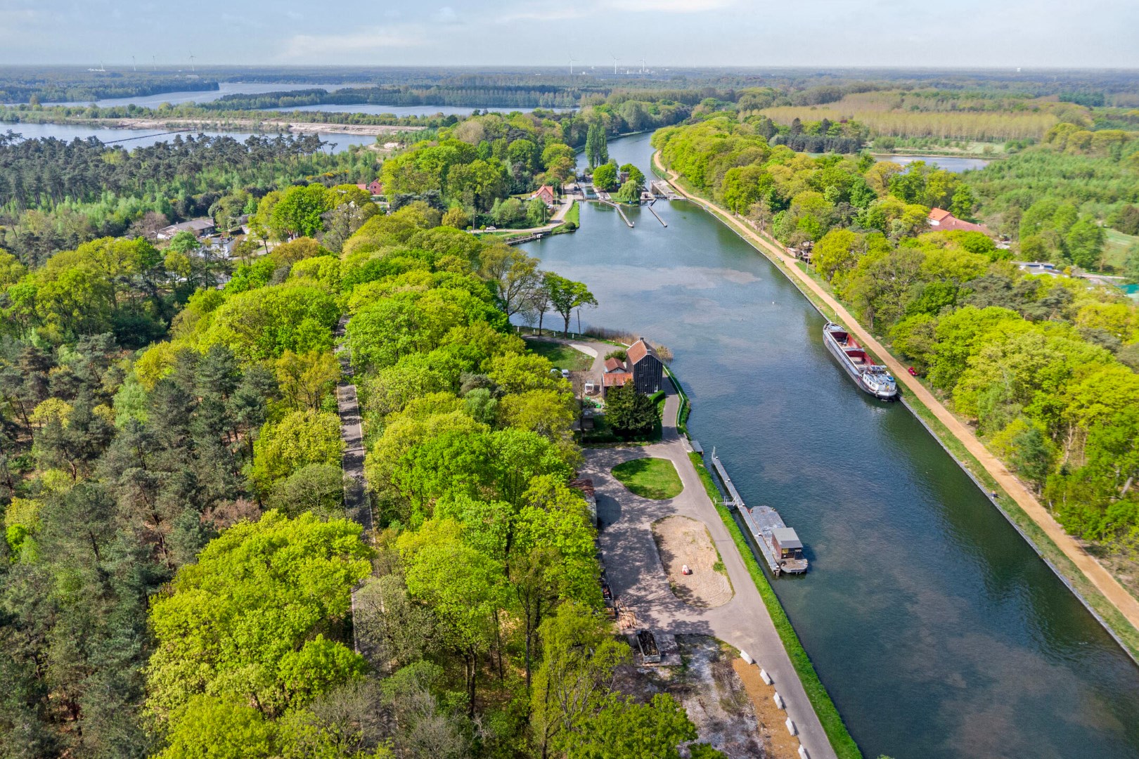 Prachtig gelegen bouwgrond van 1.277 m² voor ruime open bebouwing ! - foto 4