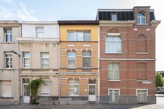 <h2><span>Ruime stadswoning met 5 slaapkamers en buitenruimte in het hart van Oud-Berchem</span></h2><p><span>Op een centrale locatie in het geliefde Oud-Berchem bevindt zich deze ruime stadswoning met vijf slaapkamers, kelder en kleine gezellige buitenruimte/koer. De woning biedt een uitstekende opportuniteit voor wie op zoek is naar een renovatieproject met veel potentieel op een topligging.</span></p><p><span>De buurt staat bekend om haar levendige karakter en aangename woonomgeving. Winkels, scholen, horeca en openbaar vervoer bevinden zich op korte afstand. Dankzij de nabijheid van station Antwerpen-Berchem en belangrijke invalswegen geniet u bovendien van een vlotte bereikbaarheid.</span></p><p><span>Op het gelijkvloers vindt u een inkomhal, leefruimte, keuken, wasplaats, badkamer (onlangs gerenoveerd) en een aangenaam stadskoertje. De eerste verdieping beschikt over drie slaapkamers en een afzonderlijk toilet. Op de tweede verdieping bevinden zich nog twee bijkomende ruime slaapkamers.</span></p><p><span>De woning dient wat gemoderniseerd te worden, maar biedt dankzij haar royale oppervlakte en praktische indeling heel wat mogelijkheden om er een comfortabele gezinswoning van te maken.</span></p><p><span>Verder beschikt de woning over een ruime kelder, ideaal als extra opslagruimte.</span></p><p><span>Een interessante kans voor handige renovatoren, of gezinnen die hun eigen woonproject willen realiseren in een van de meest gegeerde buurten van Berchem.</span></p><p><span> </span></p>